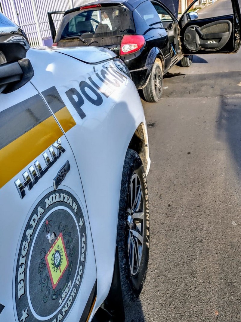BM prende dois jovens por roubo de veículo