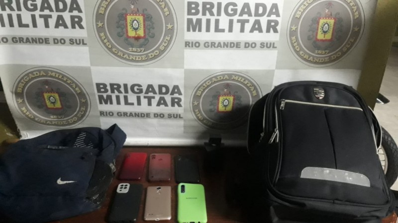 Foram apreendidos 06 telefones celulares e duas mochilas com diversas peças de roupas.