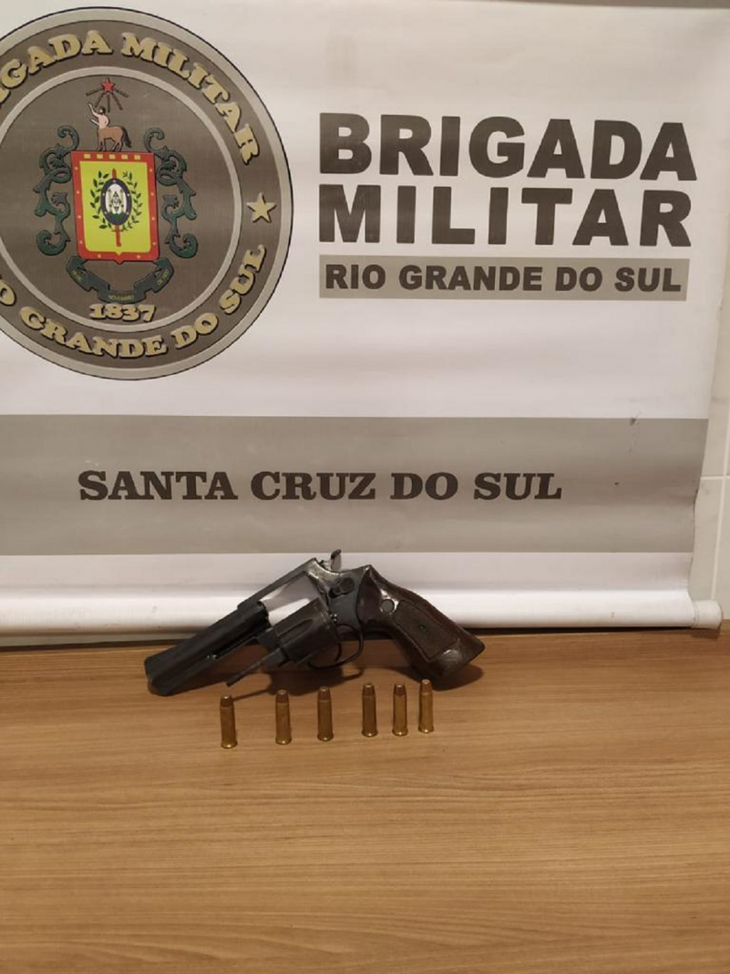 A Brigada Militar, na noite de quarta-feira (25/5), às 20h30, prendeu um homem de 31 anos, pelo crime de porte ilegal de arma de fogo de uso permitido, no bairro Progresso, em Santa Cruz do Sul.