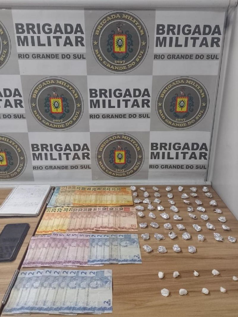 A Brigada Militar, na noite de quarta-feira (25/5), às 20h15, prendeu um homem de 22 anos por tráfico de drogas, no bairro Batistti, em Venâncio Aires.