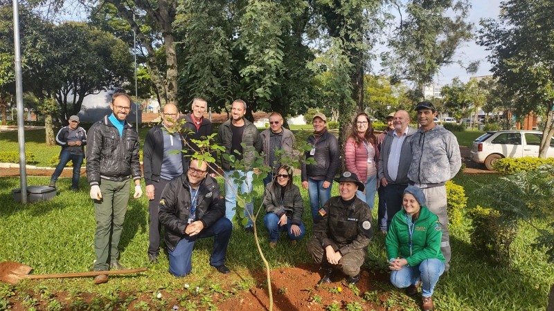 PATRAM de Três Passos realiza abertura das atividades da semana de meio ambiente com plantio de árvore nativa no município.