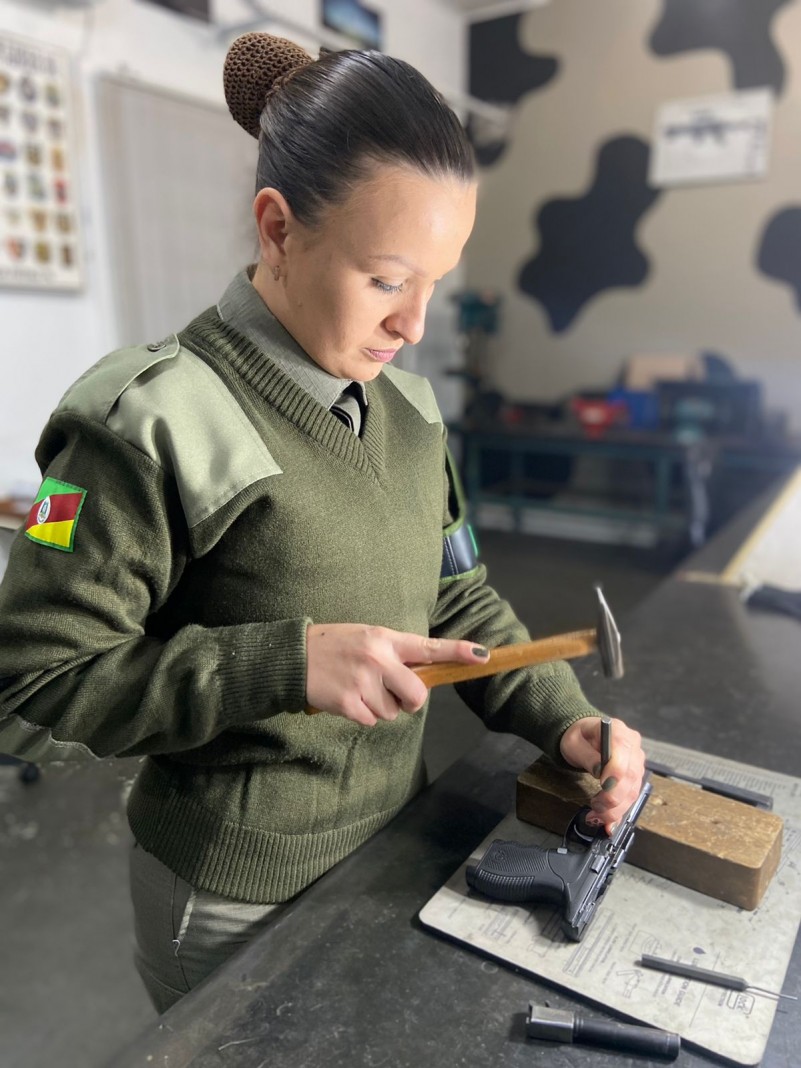 Centro de Material Bélico da BM capacita primeira mulher armeira da Instituição2