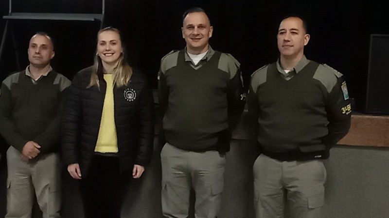Na foto o comando do 3º BPM e a presidente do AMOLOMBA