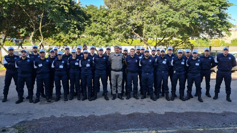 Comandante do 3º BPM com os alunos em formação da Guarda Municipal
