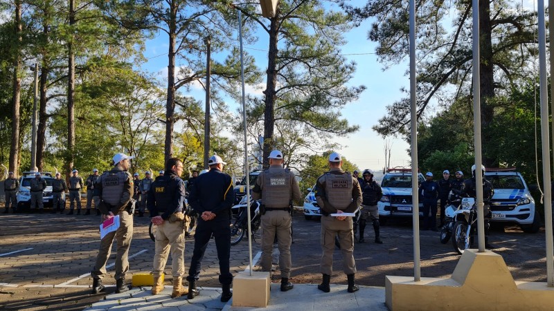 Na foto servidores das forças de segurança e viaturas