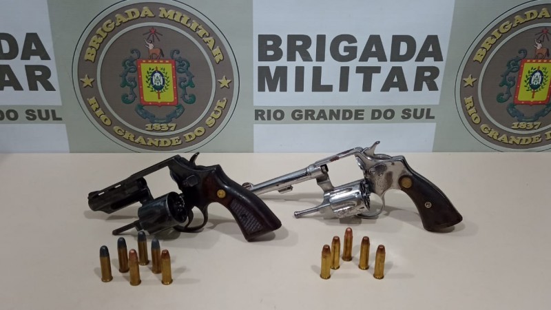 duas armas e munições