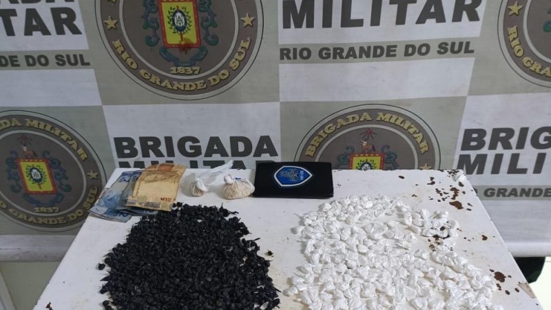 Com o homem, de 34 anos, foram localizadas 894 pedras de crack, 196 porções de cocaína e a quantia de R$ 60,00.