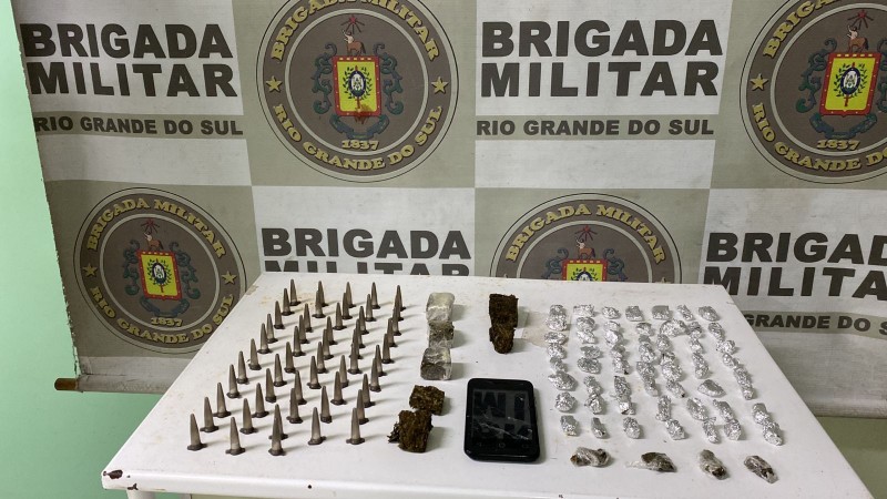 Com o homem foram localizadas, no interior de uma sacola, 67 porções de maconha e 53 pinos de cocaína.