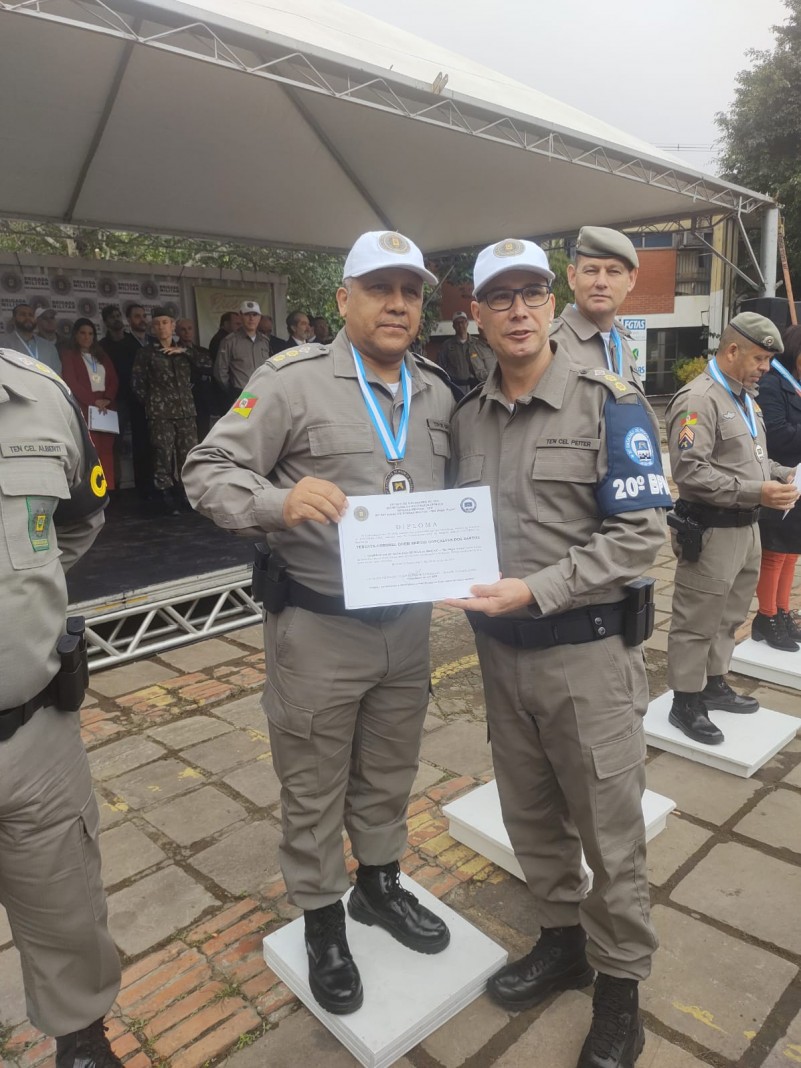 TCel Sergio recebe comenda