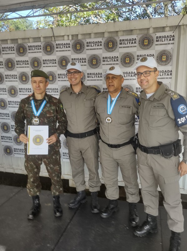 TCel Sergio recebe comenda