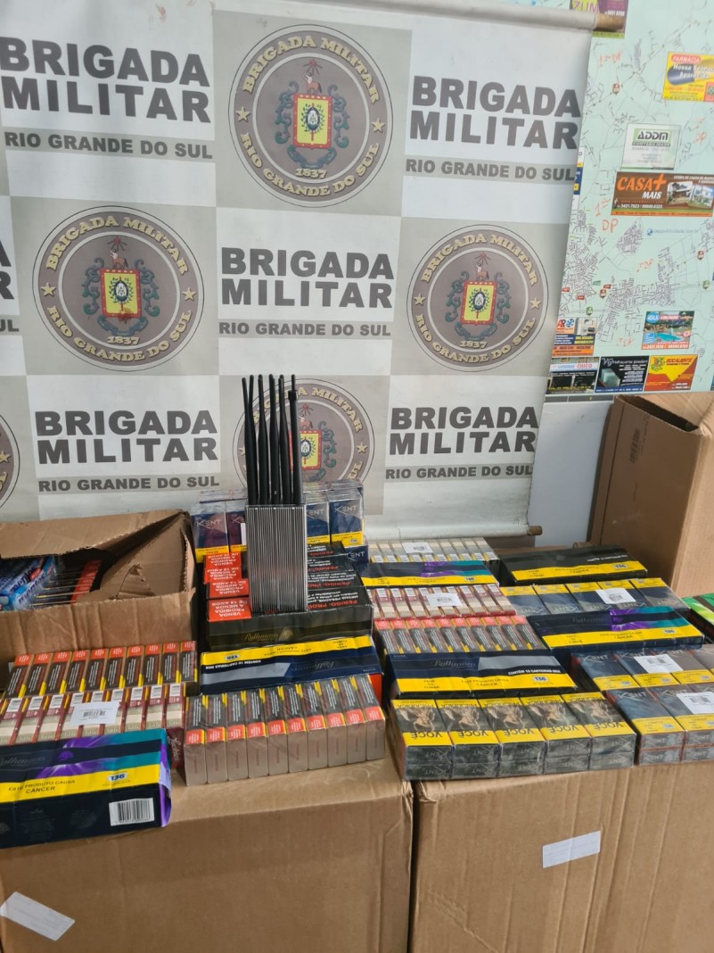 No interior do veículo foram localizadas 34 caixas de cigarros, além de um bloqueador de sinal.