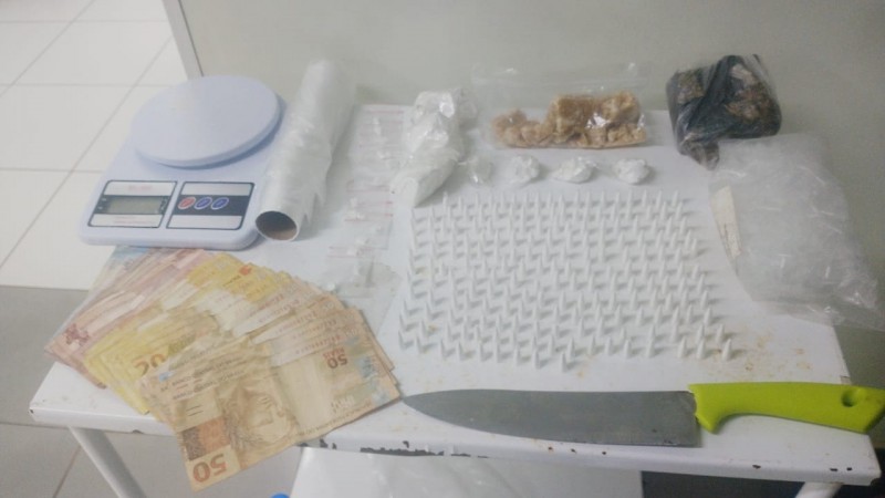 Ainda, em consulta aos sistemas informatizados, constatou-se que o homem possuía um mandado de prisão em seu desfavor.