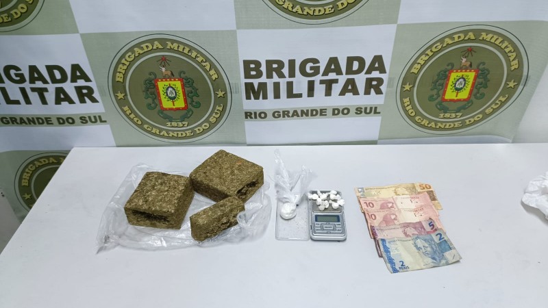 Com eles foram localizadas 09 porções de cocaína, duas porções de maconha e a quantia de R$ 77,00 reais.