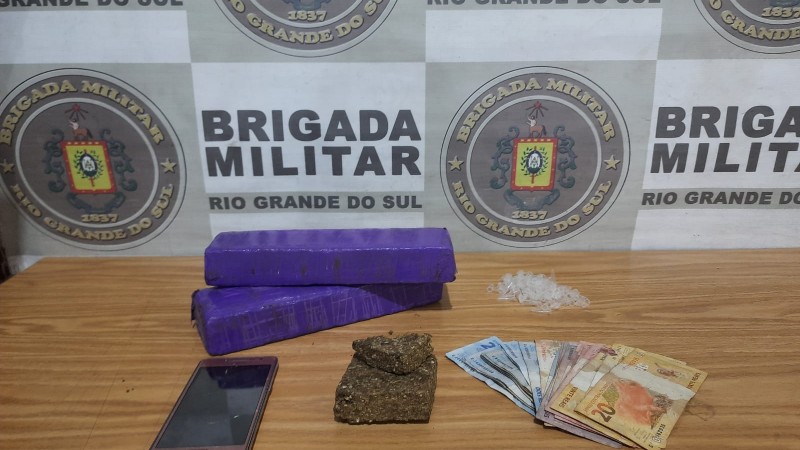 Com os homens foram apreendidos 1,5 kg de maconha, embalagens plásticas do tipo "eppendorf" e a quantia de R$ 240,00.