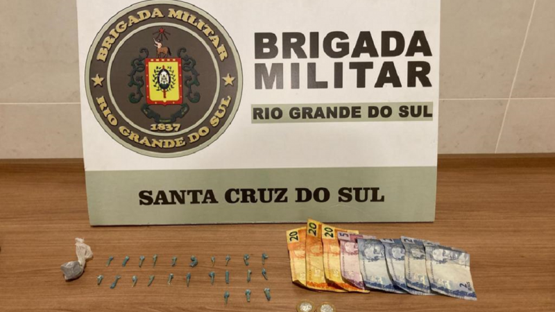A Brigada Militar, através do 23º Batalhão de Polícia Militar (23º BPM), na noite de sábado (11/6), às 22h45, realizou a apreensão de um adolescente de 15 anos por tráfico de drogas, no bairro Bom Jesus.