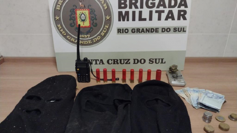 A Brigada Militar, através do 23º Batalhão de Polícia Militar (23º BPM), na madrugada de segunda-feira (13/6), às 04h30, realizou a prisão de um homem de 39 anos, por posse ilegal de arma de fogo, no bairro Santa Vitória.