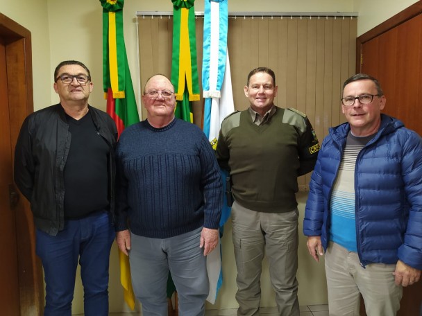 Comandante com Prefeito de Nova Hartz e empresários