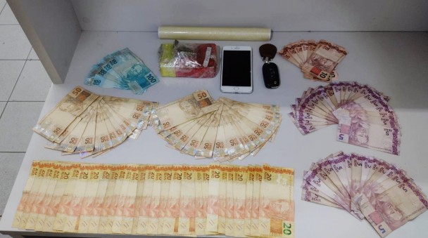 dinheiro, droga e um celular