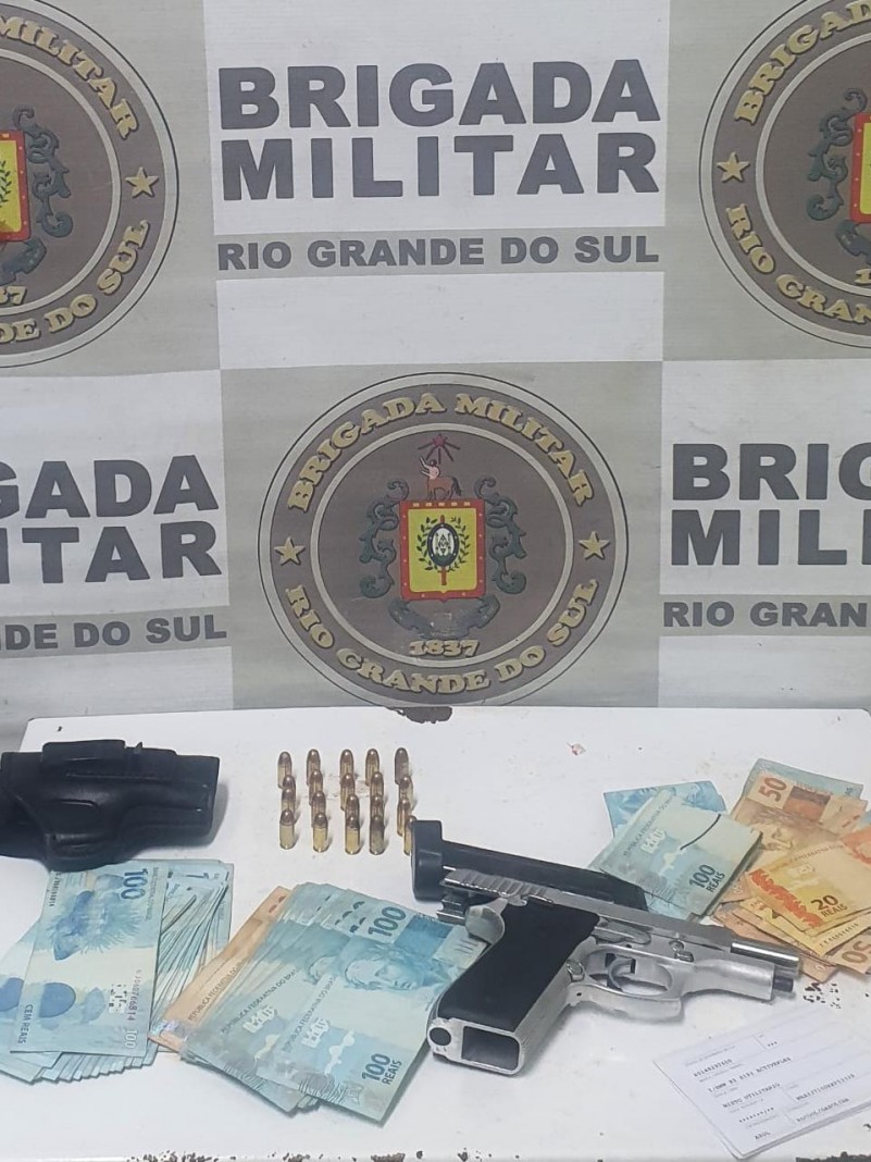 Após revista veicular foram localizados uma pistola calibre .380, com 20 munições intactas e a quantia de R$ 11.362,00.