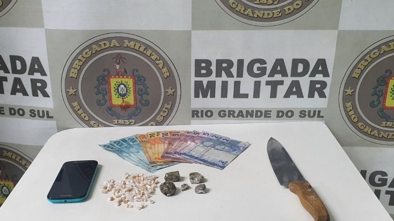Com o homem, de 34 anos, foram localizadas 76 pedras de crack, cinco porções de maconha e a quantia de R$ 424,00.