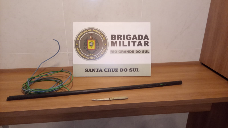 A Brigada Militar, através do 23º Batalhão de Polícia Militar (23º BPM), na madrugada de sábado (18/6), às 00h30, realizou a prisão de dois homens, de 34 e 28 anos respectivamente, por furto de fios e cabos, no bairro Arroio Grande, município de Santa Cruz do Sul.