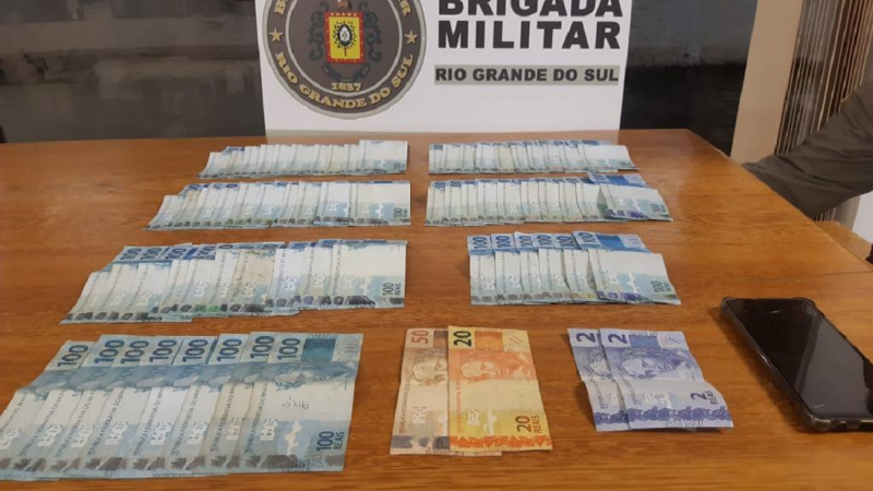 A Brigada Militar, através do 23º Batalhão de Polícia Militar (23º BPM), na noite de quarta-feira (15/6), às 20h45, realizou a prisão de dois homens de 24 e 25 anos e apreendeu um adolescente de 17 anos pelo crime de moeda falsa, na RSC 287, km 83.