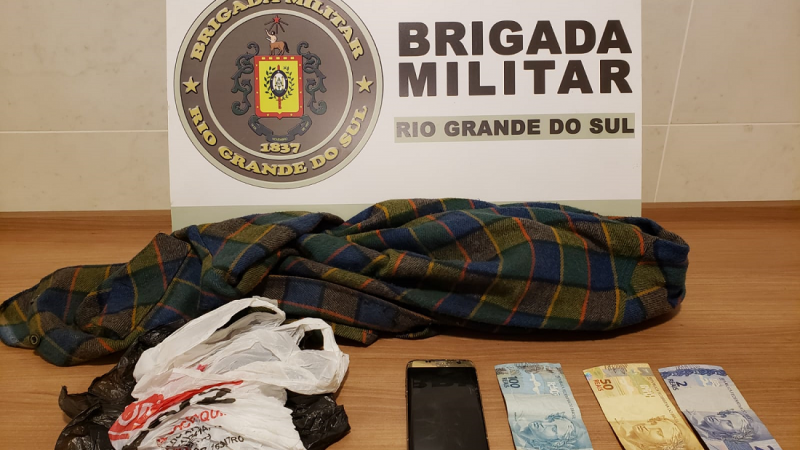 A Brigada Militar, através do 23º Batalhão de Polícia Militar (23º BPM), na tarde de quinta-feira (16/6), às 12h35, no bairro Aviação, realizou a prisão de um homem de 28 anos e apreendeu um adolescente de 17 anos após realizarem um roubo a um estabelecimento comercial na área central do município de Venâncio Aires.