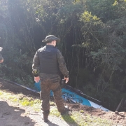 PATRAM de Carazinho atende ocorrência acidente de trânsito com vazamento de combustível no solo.