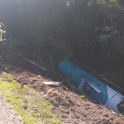 PATRAM de Carazinho atende acidente de trânsito com vazamento de combustível no solo