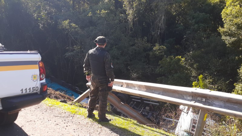 PATRAM de Carazinho atende acidente de trânsito com vazamento de combustível no solo.