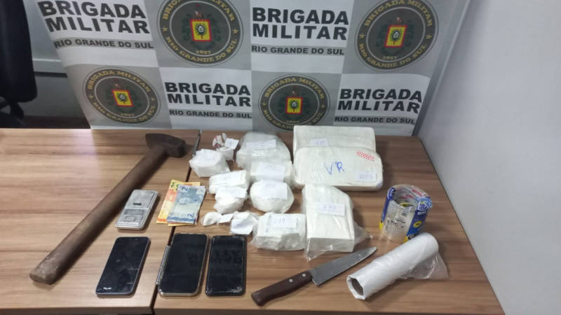 A Brigada Militar, através do 23º Batalhão de Polícia Militar (23º BPM), na manhã de quarta-feira (22/6), às 11h30, realizou a prisão de quatro pessoas, dentre elas: três homens e uma mulher, com 26, 34, 53 e 28 anos respectivamente por tráfico de drogas, no bairro Aviação em Venâncio Aires.