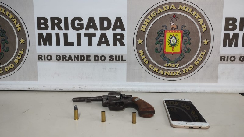 REVÓLVER, MUNIÇÕES E CELULAR APREENDIDOS.