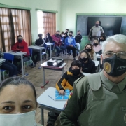 Policiais com alunos
