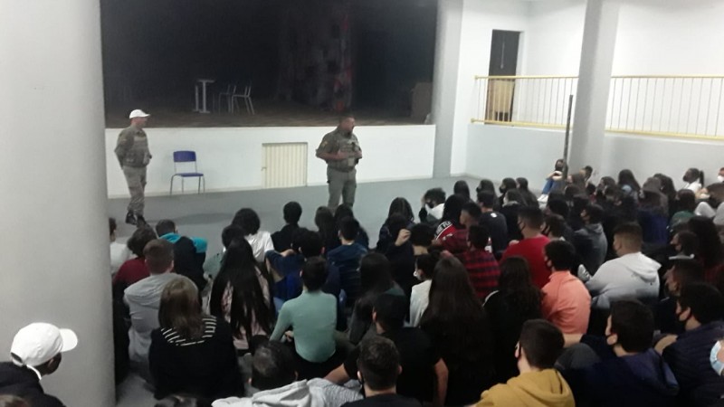 PM5 falando com as crianças