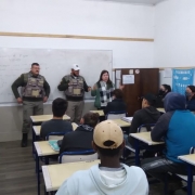 Policiais palestrando 