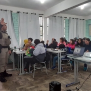 Policial falando com alunos 