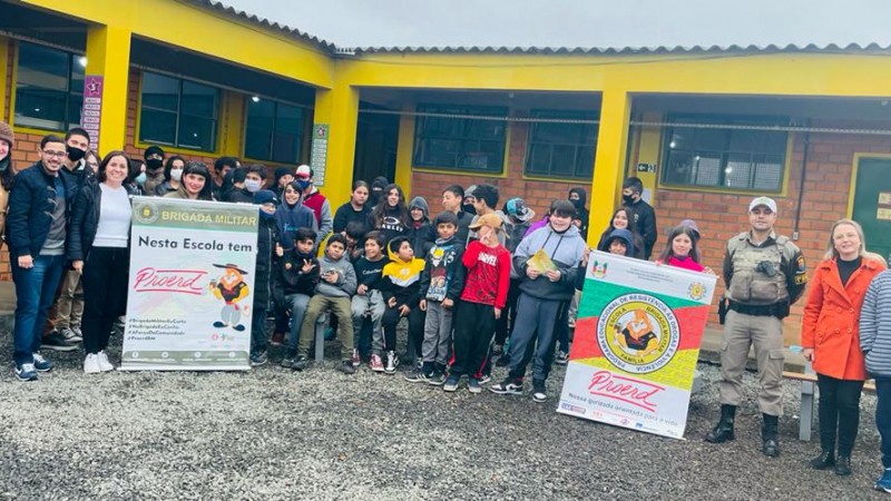 Alunos c PM frente a escola