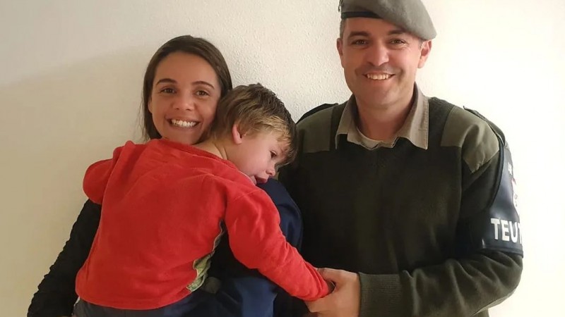 Policial Sd Teixeira com a mãe e criança que foi salva