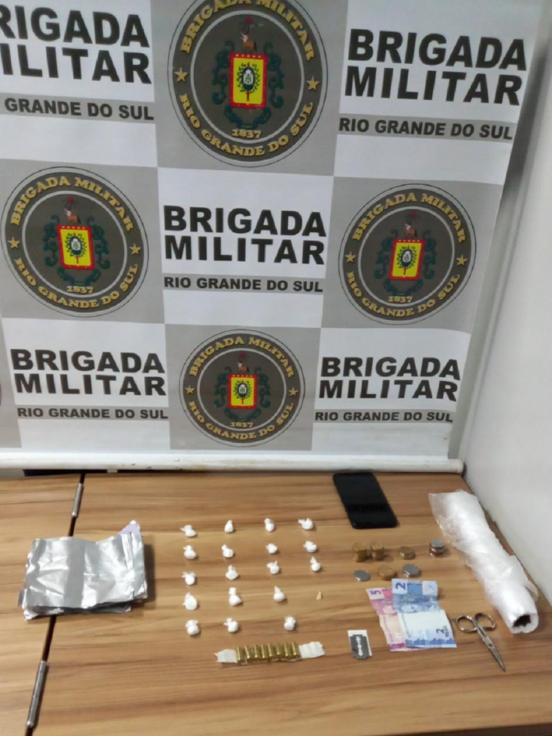 A Brigada Militar, através do 23º Batalhão de Polícia Militar (23º BPM), na noite de sexta-feira (24/6), às 21h40, realizou a prisão de um homem de 18 anos, por tráfico de drogas e registro por entorpecente posse de outros 02 homens, 27 e 23 anos, no Bairro Gressler