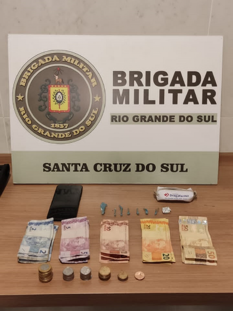 A Brigada Militar, através do 23º Batalhão de Polícia Militar (23º BPM), durante Operação Policial Narco Brasil 2022, na tarde de segunda-feira (27/6), às 17h30, prendeu uma mulher de 29 anos por tráfico de drogas, no bairro Margarida.