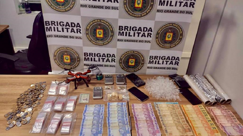 A Brigada Militar, através do 23º Batalhão de Polícia Militar (23º BPM), na tarde de segunda-feira (27/6), às 17h, prendeu um homem de 21 anos, por tráfico de drogas, no bairro Gressler, no município de Venâncio Aires.