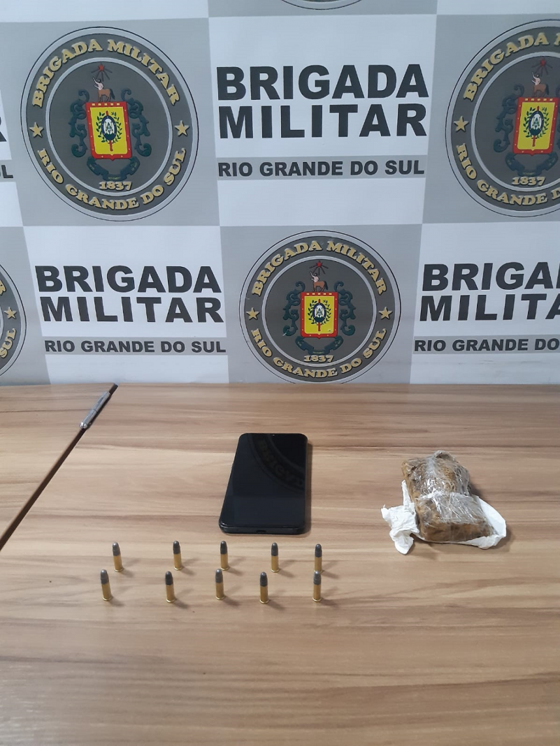 A Brigada Militar, através do 23º Batalhão de Polícia Militar (23º BPM), na noite de terça-feira (28/6), às 22h45, realizou a prisão de um homem de 18 anos por tráfico de drogas, na área central do município de Venâncio Aires. 