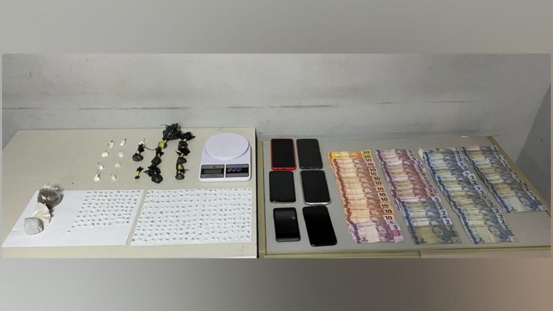 DROGA, BALANÇA DE PRECISÃO, TELEFONES CELULARES E DINHEIRO APREENDIDO.