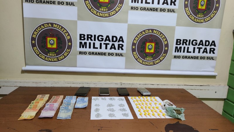 DINHEIRO, DROGAS E CELULARES APREENDIDOS NA OCORRÊNCIA.