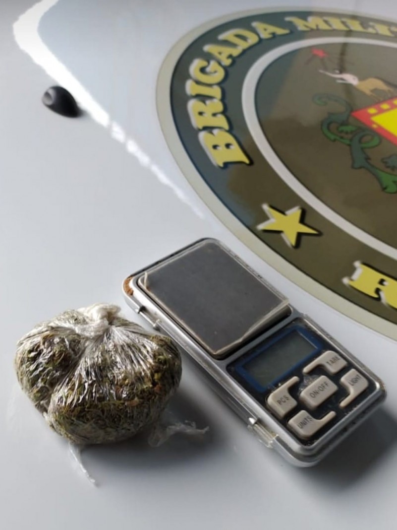 bucha grande de maconha e balança de precisão