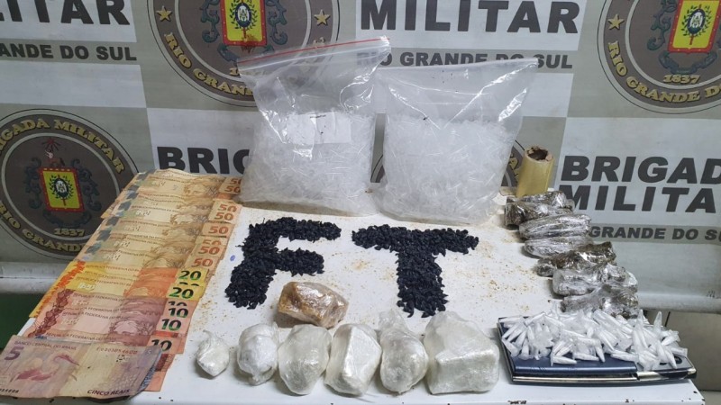 Com a dupla foram localizadas mais de 700 porções de drogas.