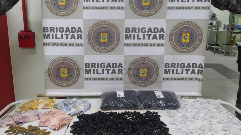 O indivíduo foi abordado e identificado como um homem de 22 anos. Com ele foram localizadas 1.635 porções de drogas.