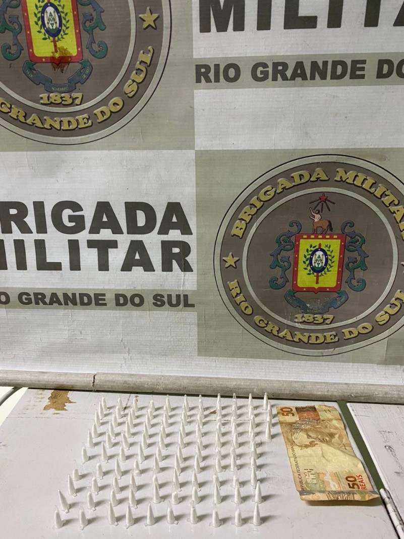Com os homens foram localizados 104 pinos de cocaína e a quantia de R$ 50,00.