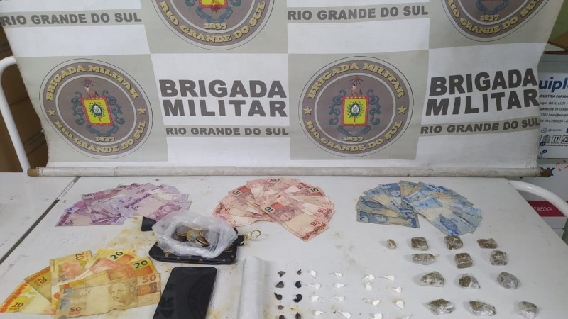 Com ele foram encontradas 16 porções de maconha, 20 porções de cocaína, 11 pedras de crack e a quantia de R$ 403,00.