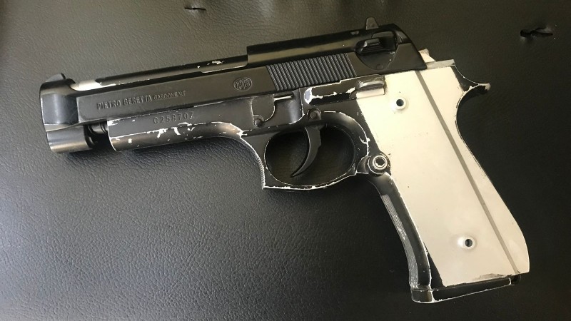 Com o homem foi localizado um simulacro de arma de fogo, utilizado para o cometimento do delito.